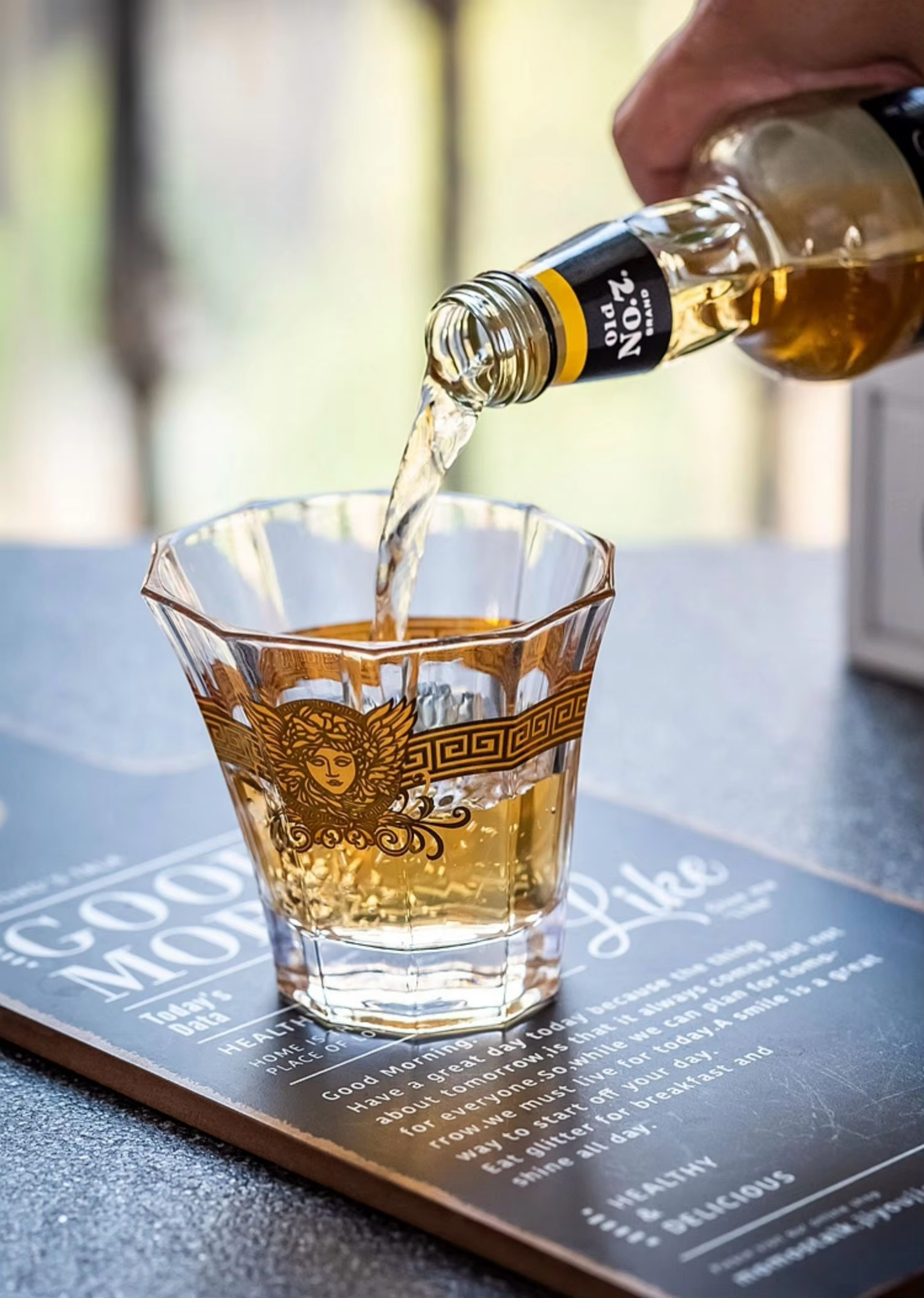 Medusa Gold Head Painted Whisk - Wine Beer Liquor reseña y precio
